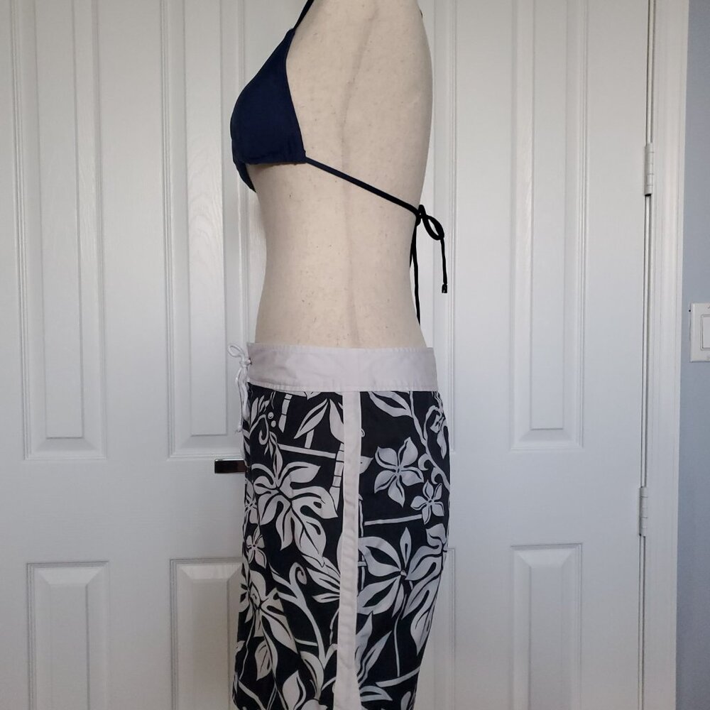 Tommy Bahama Floral Navy and White Skirt Sz 6 - Picture 4 of 9
